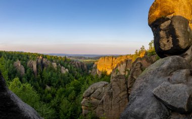Demirci geçidi (Kovarova rokle), Doğa rezervi Broumovske steny, Doğu Bohemya, Çek Cumhuriyeti