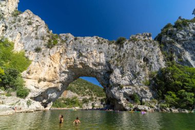 Pont d 'Arc, Ardeche nehri üzerindeki taş kemer, Auvergne-Rhone-Alpes, Fransa