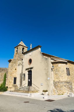 Vacqueyras 'taki kilise ve eski kasaba, Vaucluse, Provence, Fransa