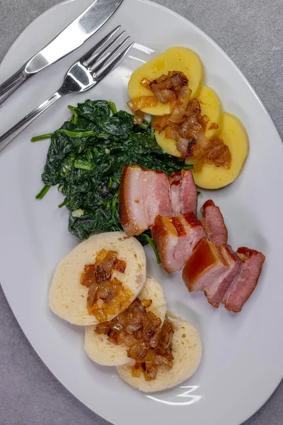 Flanc Fumé Avec Boulettes Pommes Terre Pain Épinards — Photo