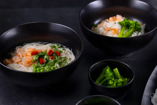 Varios Platos Cocina Asiática Con Diferentes Tipos Fideos Arroz Con —  Fotos de Stock