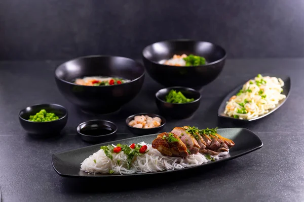 Různé Pokrmy Asijské Kuchyně Různými Druhy Nudlí Rýže Krevetami Zeleninou — Stock fotografie