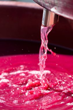 Şarap baskısından kırmızı şarap yapmak