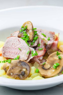 Pastırmalı dana eti, mantar sosu ve patates.
