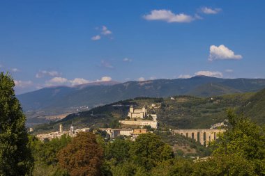 Umbria, İtalya 'da su kemerli Spoleto kalesi