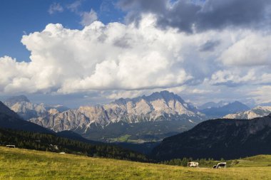 Dolomites, İtalya 'da Passo Giau yakınlarındaki manzara