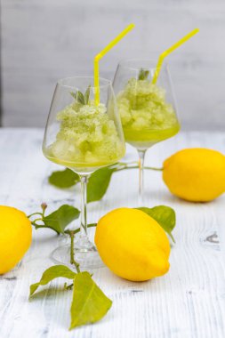 Limonlu nane şerbeti ile hayat