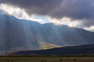 Ulusal Park Monte Sibillini 'deki Castelluccio köyü yakınlarındaki dramatik dağ manzarası, Umbria bölgesi, İtalya