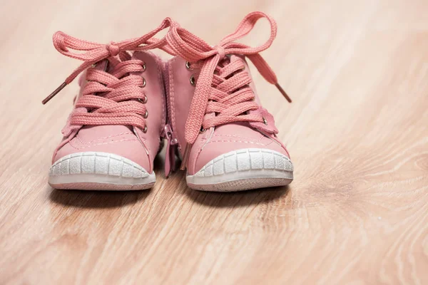 床にピンクの赤ん坊の靴のペア — ストック写真