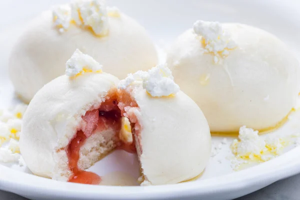 Knödel Gefüllt Mit Erdbeeren Und Quark — Stockfoto