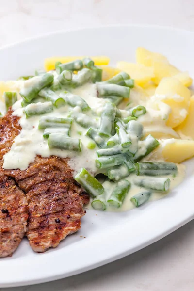 豚肉に緑豆のクリームソースとジャガイモの調理 — ストック写真