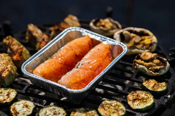 用木炭在花园烤架上烤牛肉 鲑鱼和西葫芦 — 图库照片