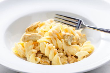 tavuklu fusilli makarna ve beyaz fasulye