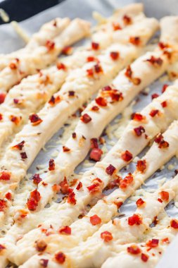 Domuz pastırması ve peynirli çıtır çubuklar.