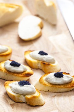 Kızarmış baget dilimlerine ançüez sürülmüş.