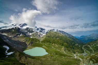 Steinsee, Urner Alpleri, Bern Kantonu ve İsviçre 'nin tipik İsviçre Alp Dağları manzarası