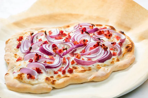 Pizza Con Cebolla Roja Tocino Crema —  Fotos de Stock