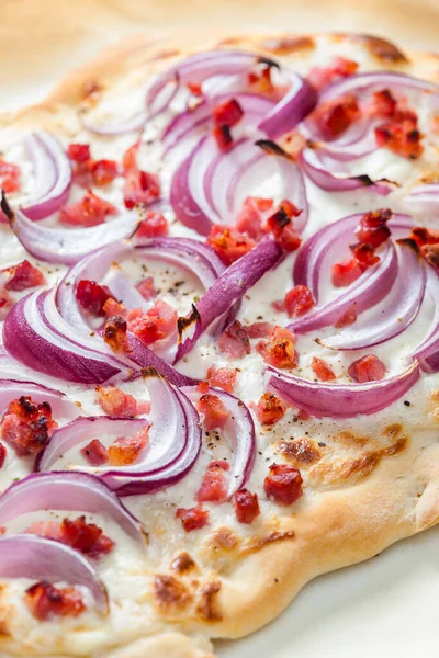 Pizza Mit Roten Zwiebeln Speck Und Sahne — Stockfoto