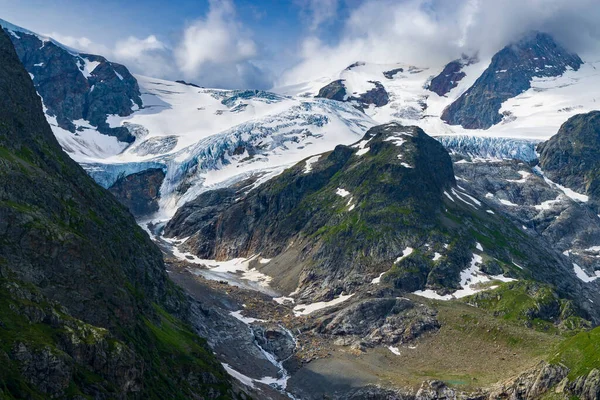 瑞士伯尔尼州Urner阿尔卑斯山与Steinsee的典型高山景观 — 图库照片