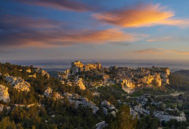 Ortaçağ şatosu ve köyü, Les Baux-de-Provence, Alpilles dağları, Provence, Fransa