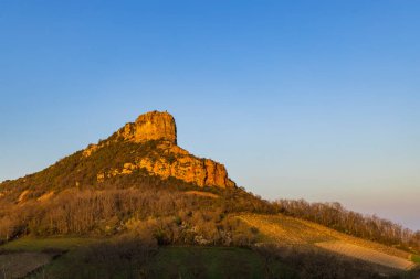 Üzüm bağı olan Solutre Kayası, Burgundy, Solutre-Pouilly, Fransa