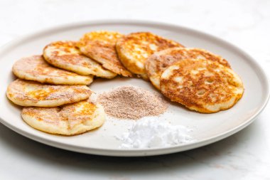 krep, şeker ve tarçın şekeri.