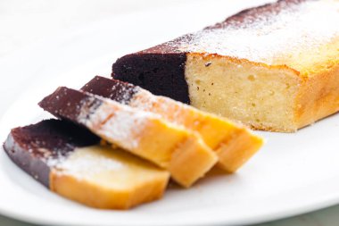 Beyaz tabakta iki renkli pasta.