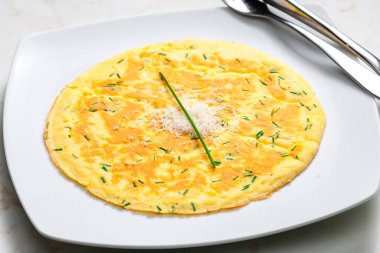 Peynirli ve soğanlı yumurta omleti.