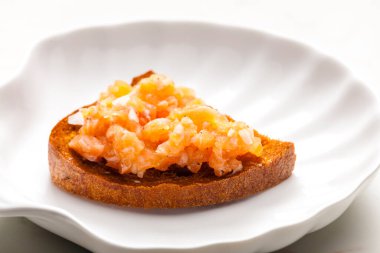 Kızarmış ekmekte somon tartartarı.