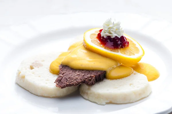 Sirloin Crème Saus Met Knoedels Geserveerd Met Citroen Cranberries Slagroom — Stockfoto