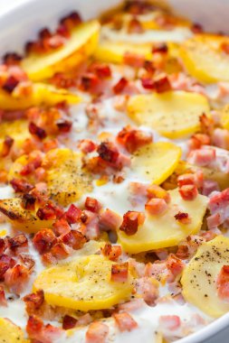 Pastırmalı ve yumurtalı fırında patates.