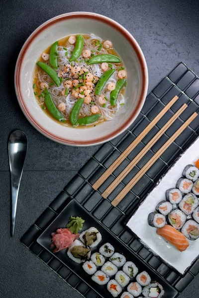 Různé Pokrmy Asijské Kuchyně Typickým Sushi — Stock fotografie