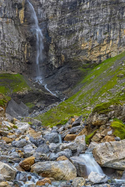 Typiskt Alpint Landskap Med Vattenfall Schweiziska Alperna Nära Klausenstrasse Spiringen — Stockfoto