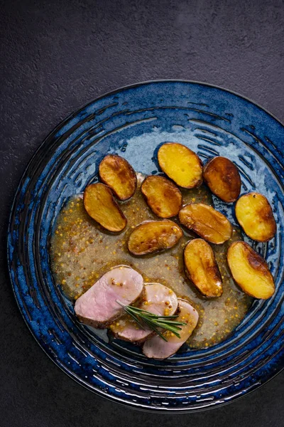 Varkenshaas Met Gebakken Aardappelen Franse Mosterdsaus — Stockfoto