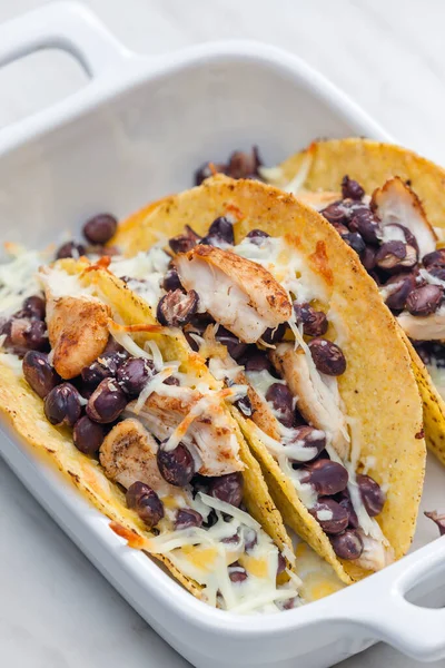 Tacos Plněné Grilovaným Kuřecím Masem Červenými Fazolemi Strouhaným Sýrem — Stock fotografie