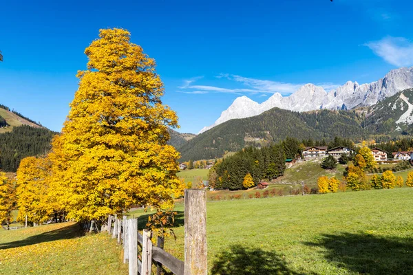 Podzimní Pohled Dachsteinský Masiv Rakousku — Stock fotografie