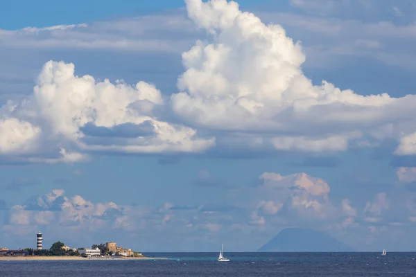 メッシーナ海峡のプンタ ファロのカポ ペローロ灯台 シチリア島の最も北東部の岬 イタリア — ストック写真