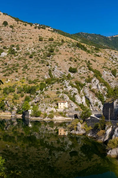 Danau San Domenico Dengan Eremo San Domenico Dekat Scanno Provinsi — Stok Foto