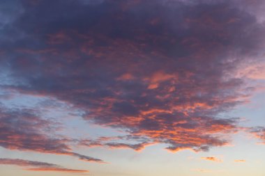 Gün batımından önce bulutlu güzel gökyüzü
