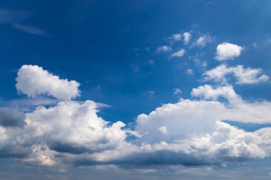 Arka planda bulutlar olan mavi gökyüzü