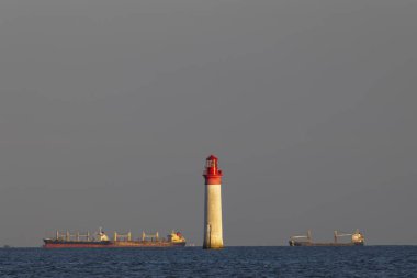 Ile de Re yakınlarındaki Phare de Chauvea gemileriyle La Rochelle, Pays de la Loire, Fransa