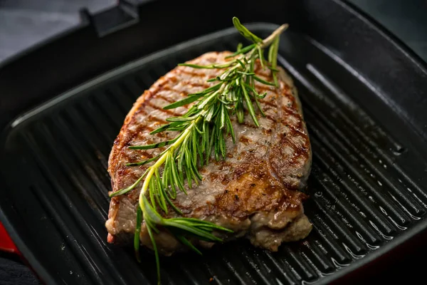 Hovězí Steak Tmavém Pozadí — Stock fotografie