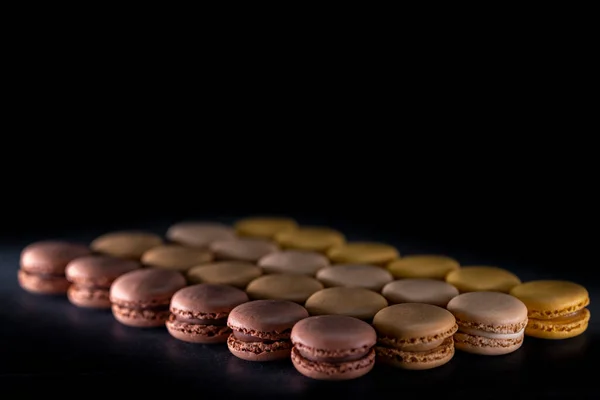 Csokoládé Kávé Vanília Citrom Eper Macaroons Fekete Alapon — Stock Fotó