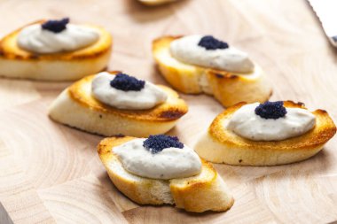 Kızarmış baget dilimlerine ançüez sürülmüş.