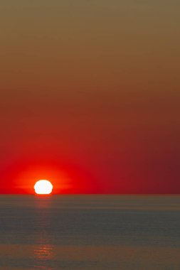 Denizin üzerinde yaz gün batımı