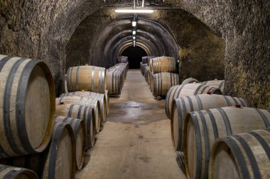 Varilleri olan şarap mahzenleri, geleneksel şarap adı Bikaver, eğer, Macaristan