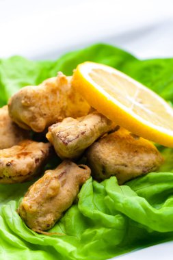 Limonlu kızarmış surimi çubuğu.