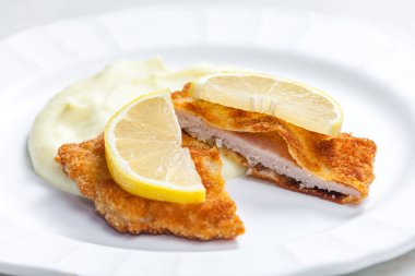 Dana şnitzel ve patates püresi.