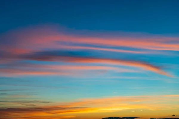 夕日の前に雲と美しい空 — ストック写真