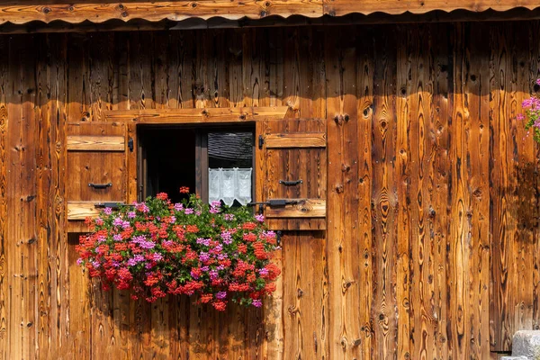 Typowe Okno Kwiatową Dekoracją Saint Jean Aulps Valley Haute Savoie — Zdjęcie stockowe